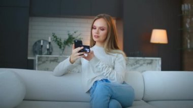 Çevrimiçi bankacılık ve akıllı telefon. Yaşam tarzı. Akıllı telefon ya da dijital cihaz kullanarak kolay para kazanılır. Uygulamayla iletişim, mağazada satılıktır. Güneşli bir günde kredi kartıyla internetten alışveriş yapan kadın.