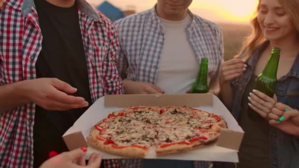Κοντινά πλάνα Φίλοι μοιράζονται πίτσα στην οροφή σε αργή κίνηση — Αρχείο Βίντεο