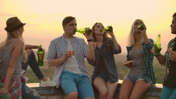 Jóvenes amigos rusos disfrutando de una fiesta — Vídeo de stock