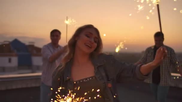 Chica rusa joven está bailando en la fiesta del techo — Vídeo de stock