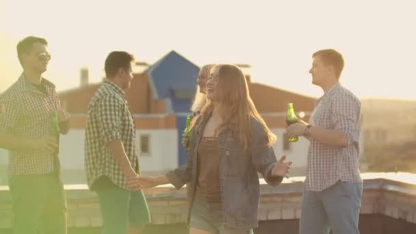 Студенти вечірки на даху з друзями — стокове відео