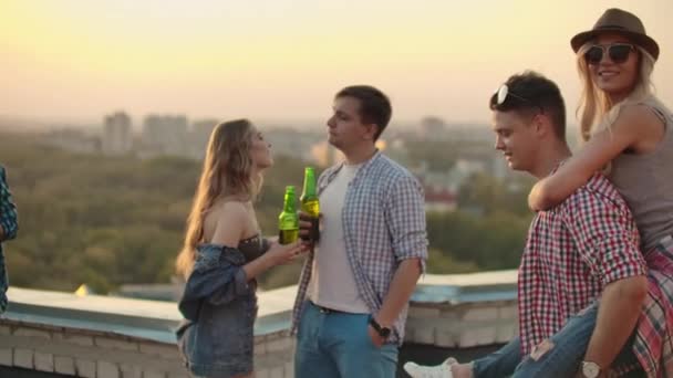 Друзья наслаждаются вечеринкой на крыше — стоковое видео