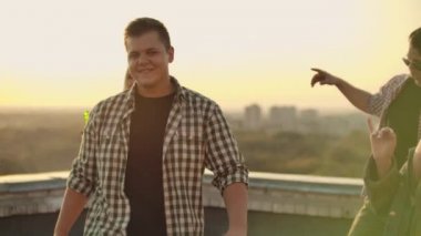 Amerikalı adam partide birayla dans ediyor.