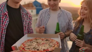  Yakın plan arkadaşlar birlikte pizza yiyorlar.