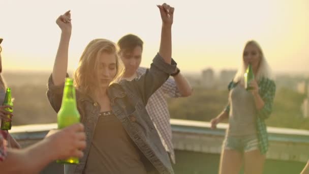 Uma jovem está dançando na festa — Vídeo de Stock