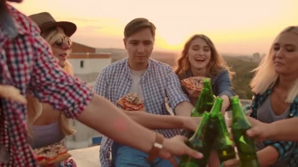Amigos disfrutando de la cerveza en la fiesta — Vídeos de Stock