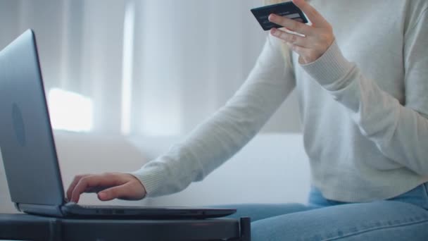 İnternette kredi kartını kullanan bir kadın. — Stok video