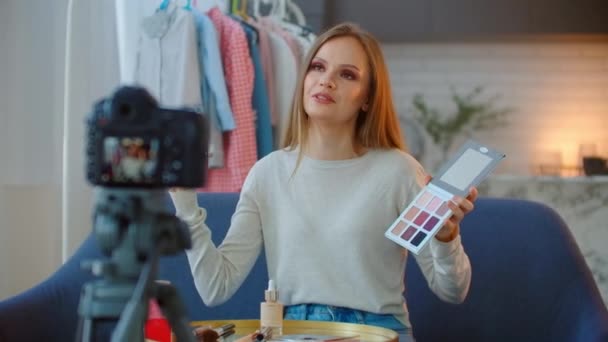 Fiatal gyönyörű nő szakmai szépség vlogger vagy blogger felvétel töltsük fel tutorial megosztani a szociális média. — Stock videók