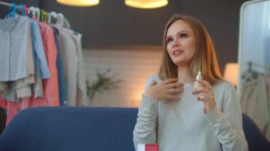 Makyaj vlogger etkileyicisi kozmetik ürün açıklayıcı video yaratıyor. Genç kadın kişisel makyaj videosu için yeni bir bölüm çekiyor. Canlı ders videosu kaydediliyor