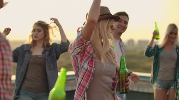 Jeune fille danse sur la fête — Video