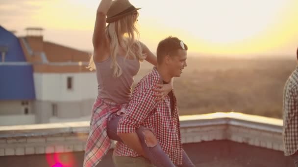 Любящая пара танцует на вечеринке на крыше — стоковое видео