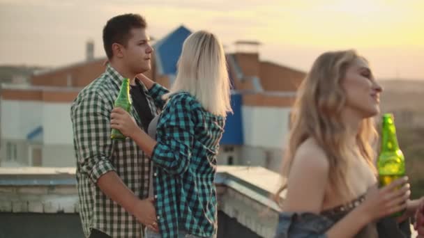 Две молодые пары танцуют на крыше — стоковое видео