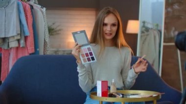 Makyaj vlogger etkileyicisi kozmetik ürün açıklayıcı video yaratıyor. Genç kadın kişisel makyaj videosu için yeni bir bölüm çekiyor. Canlı ders videosu kaydediliyor