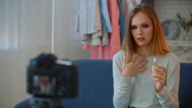 Makyaj vlogger etkileyicisi kozmetik ürün açıklayıcı video yaratıyor. Genç kadın kişisel makyaj videosu için yeni bir bölüm çekiyor. Canlı ders videosu kaydediliyor