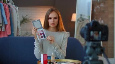 Makyaj vlogger etkileyicisi kozmetik ürün açıklayıcı video yaratıyor. Genç kadın kişisel makyaj videosu için yeni bir bölüm çekiyor. Canlı ders videosu kaydediliyor