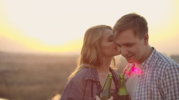 Mädchen flüstert ihrem Freund zu — Stockvideo
