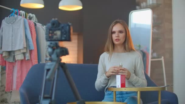 Makijaż vlogger influencer tworzenie produktu kosmetycznego wyjaśnienia wideo. Młoda kobieta kręci nowy odcinek do jej osobistego makijażu vlog. Nagrywanie wideo instruktażowego na żywo — Wideo stockowe