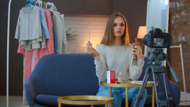 Makeup vlogger influencer skapa kosmetiska produkt förklarande video. Ung kvinna filmar ett nytt avsnitt för sin personliga make up vlog. Spela in live tutorial video — Stockvideo