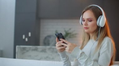 üst düzey kadın evde rahatlatıcı.