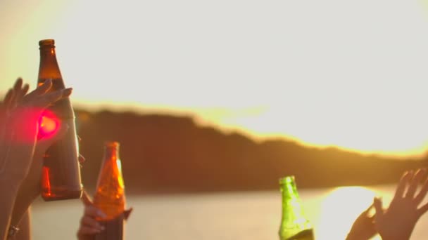 Клінк пиво на гарячій вечірці на пляжі — стокове відео