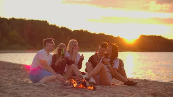 Прекрасний літній вечір на піщаному пляжі — стокове відео