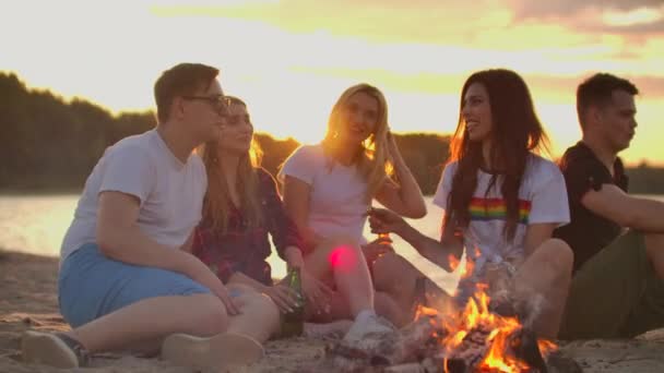 Bonfire gatherings with friends at sunset on the open air party — Stock Video