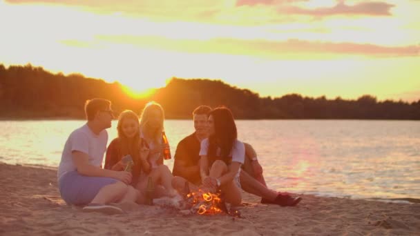 Feu de joie rassemblements avec les meilleurs amis au coucher du soleil — Video