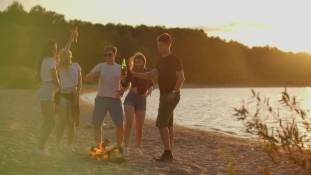 Καλοκαιρινό πάρτι γύρω από τη φωτιά στην παραλία — Αρχείο Βίντεο