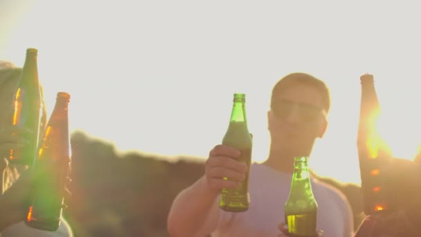 Fiesta de cumpleaños en la playa con cerveza — Vídeos de Stock