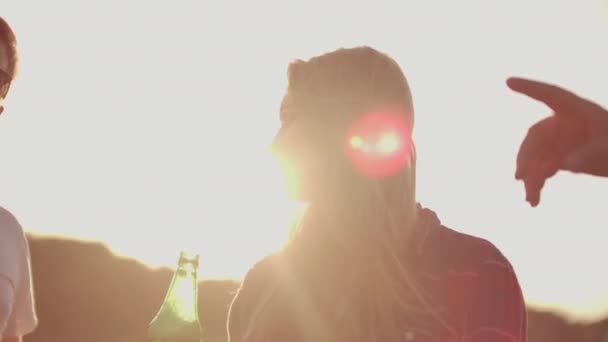 Zorgeloze zomertijd met bier op het strandfeest — Stockvideo