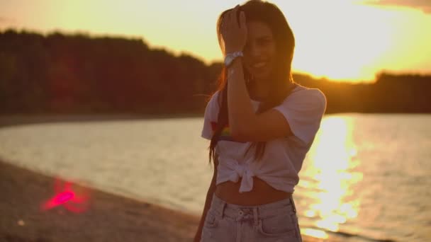 Dos chicas en la playa — Vídeos de Stock