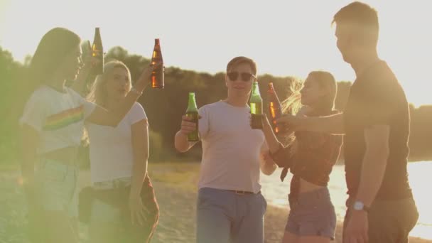 Jongens en meisjes op het strand partij — Stockvideo