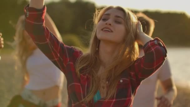 Молодая студентка танцует на вечеринке под открытым небом — стоковое видео