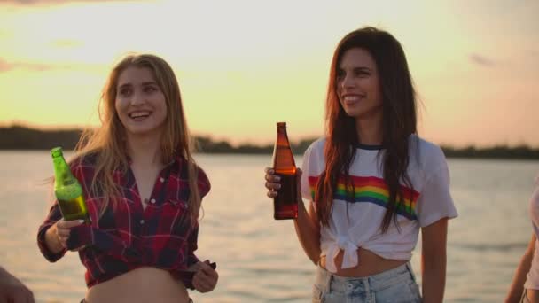 Dos chicas en la fiesta de la playa — Vídeo de stock