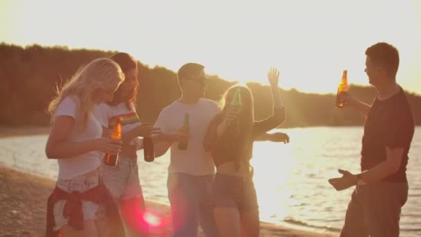 Fiesta caliente en la playa — Vídeo de stock