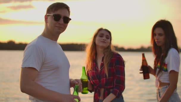 Jovens amigos dançam na praia — Vídeo de Stock