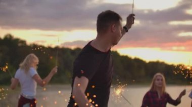 Sahildeki büyük bengal ışıklarıyla mükemmel bir akşam.