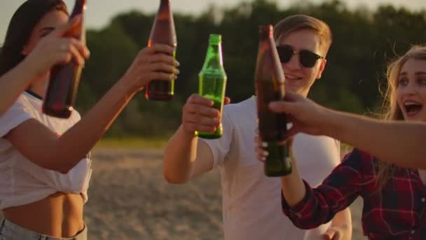 Pití piva na open air párty na říčním pobřeží — Stock video