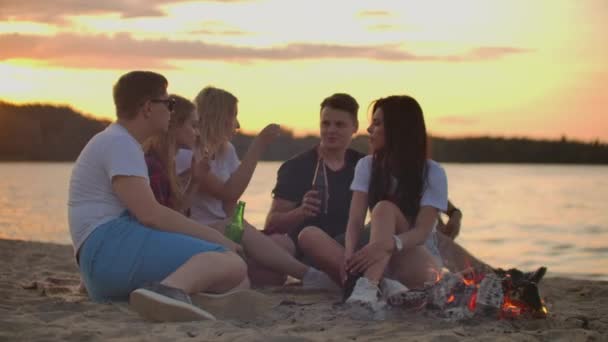 Ciel orange sur la plage au coucher du soleil — Video