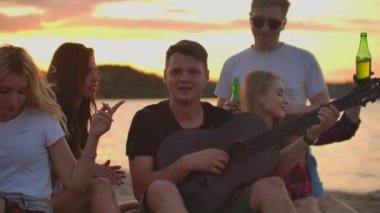 Kumsalda gitarlı bir yaz akşamı
