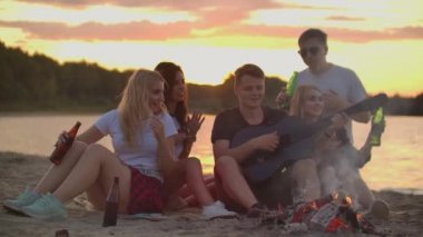 Sahilde gitarla harika bir yaz akşamı.