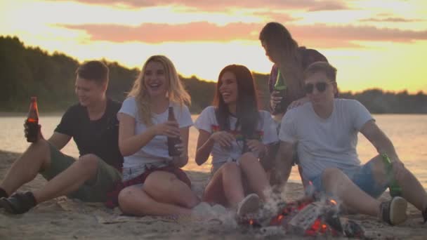 Het perfecte feest rond kampvuur met oranje lucht — Stockvideo