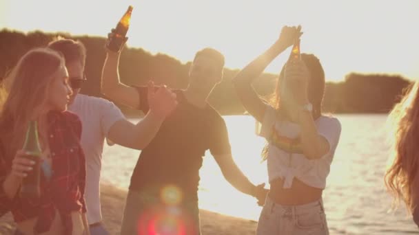 Teens on the hot summer party with beer — Stock Video