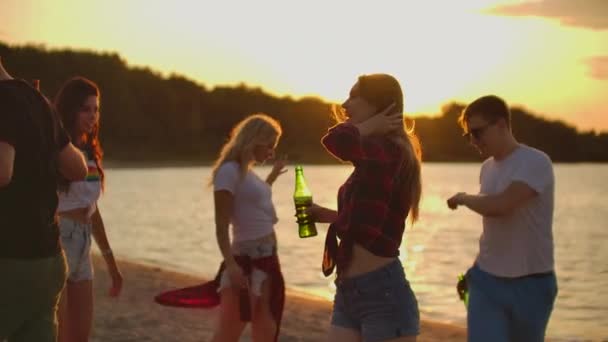 Heet feest op het strand met de beste vrienden — Stockvideo