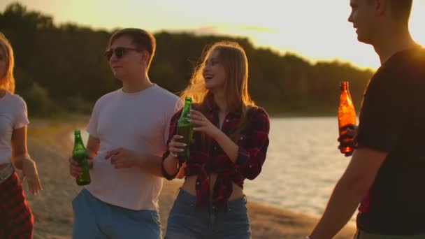 Dansar på stranden vid solnedgången — Stockvideo