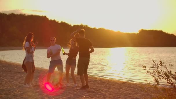 Őrült nyári esti buli naplementekor — Stock videók