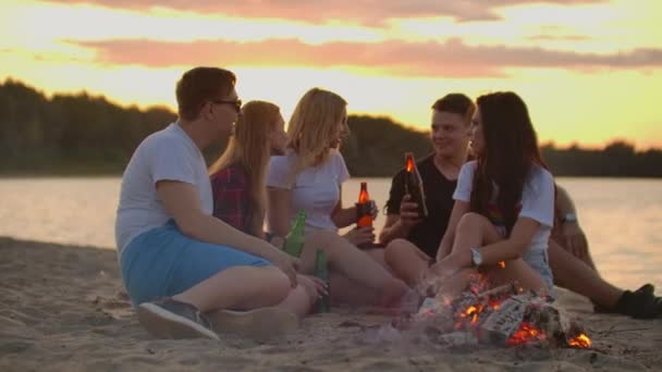 Praten op het strand met de beste vriend — Stockvideo