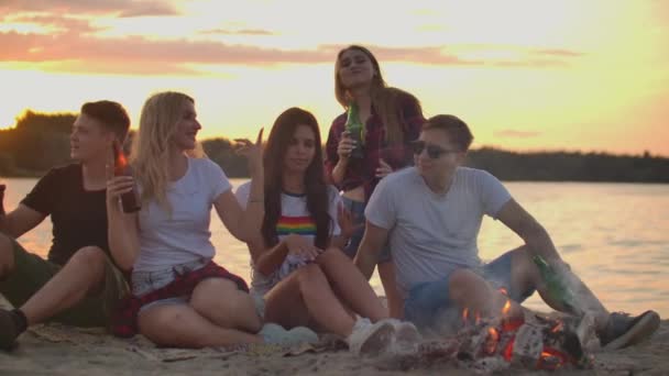 Die beste Party am Lagerfeuer mit orangefarbenem Himmel — Stockvideo