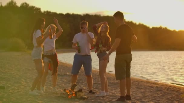 Червоний захід сонця на пляжі біля берега річки — стокове відео