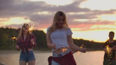 Sahilde Bengal ışıkları olan bir parti.